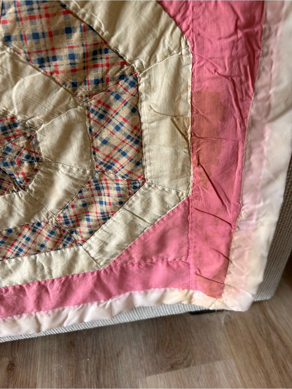 Vintage Handmade Dresden Plate Quilt